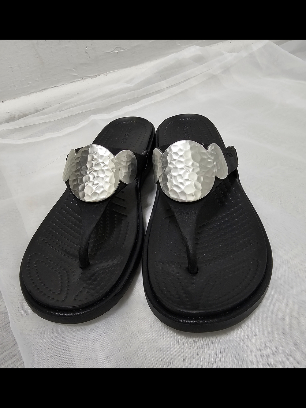 Crocs Women'sBlack/SilverThong WedgeSlip On Sandals Logo Synthetic Size US 8 UK6 - Picture 3 of 9